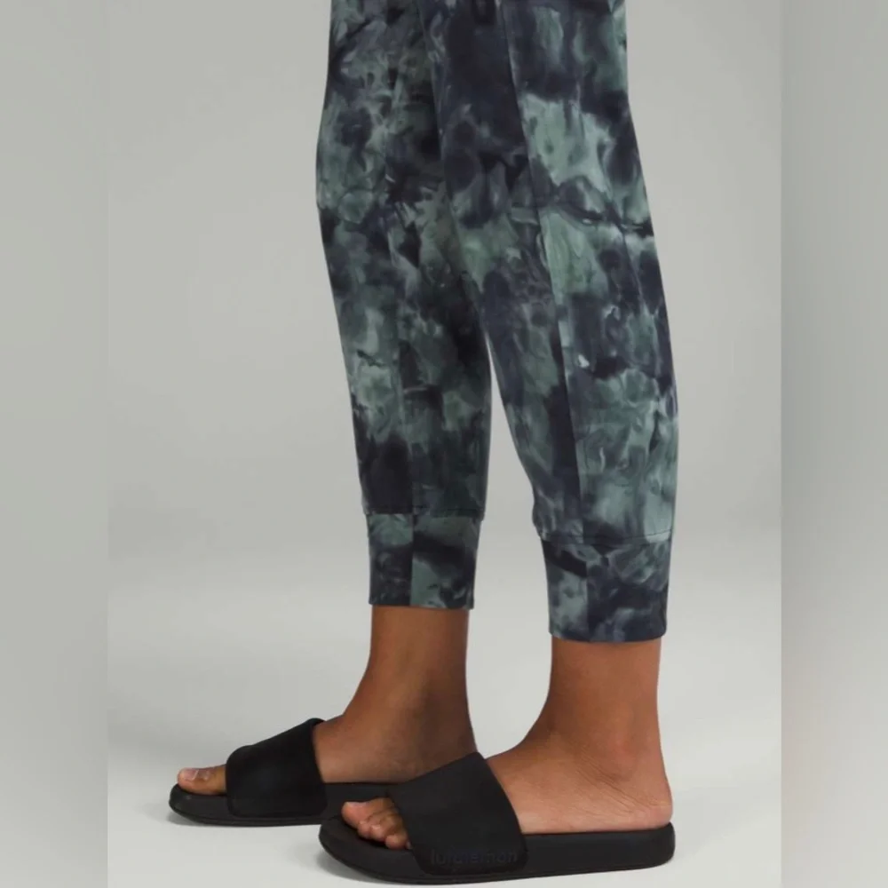 LULULEMON 2022 ready to rulu high rise jogger 7/8 length blue tie dye size 4 - Picture 4 of 4